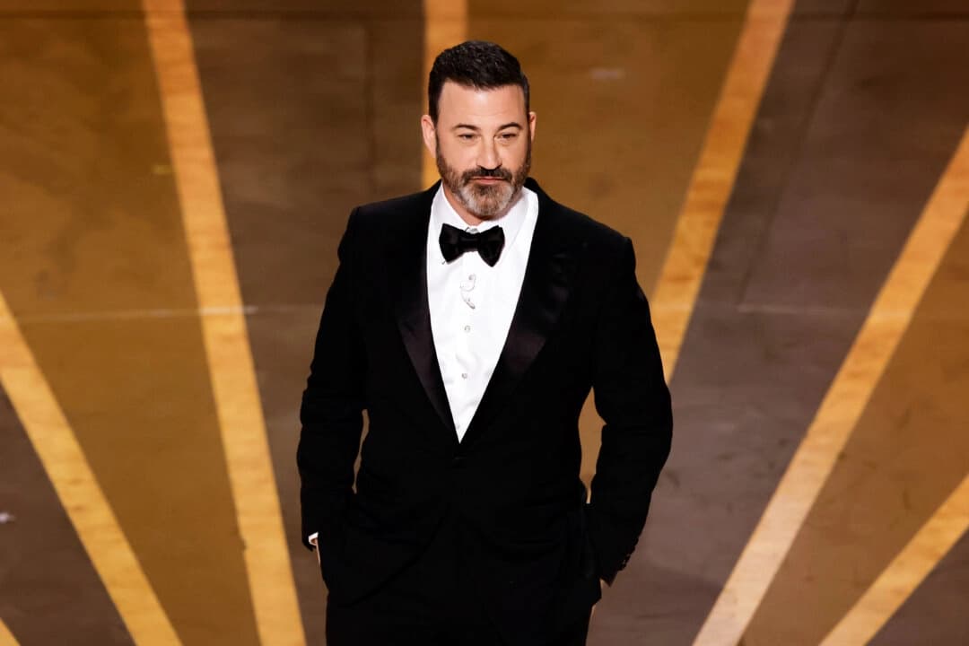 El presentador Jimmy Kimmel habla en el escenario durante la 95.ª edición de los Premios Óscar en el Dolby Theatre de Hollywood, California, el 12 de marzo de 2023. (Kevin Winter/Getty Images)