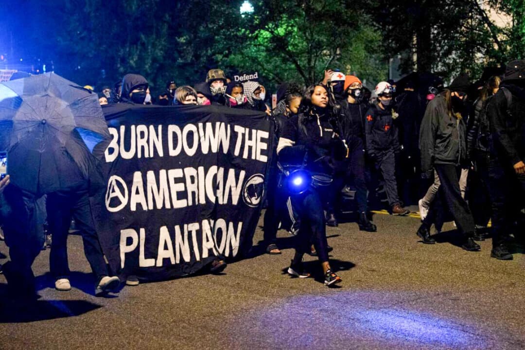 Manifestantes de Antifa y Black Lives Matter protestan la noche de las elecciones cerca de la Casa Blanca en Washington, D.C., el 3 de noviembre de 2020. (Nicholas Kamm/AFP vía Getty Images)