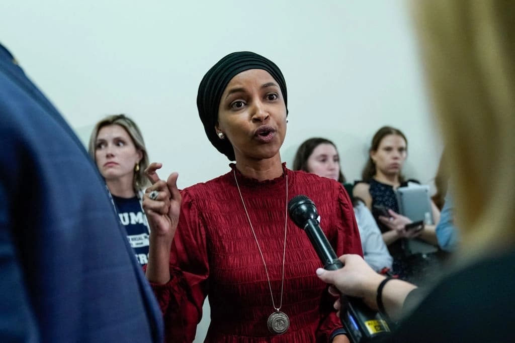 La representante Ilhan Omar (D-Min.) habla con los periodistas en el pasillo fuera de una audiencia del Comité de Educación y Fuerza Laboral de la Cámara de Representantes en el Capitolio, en Washington, el 17 de abril de 2024. (Drew Angerer/AFP vía Getty Images)
