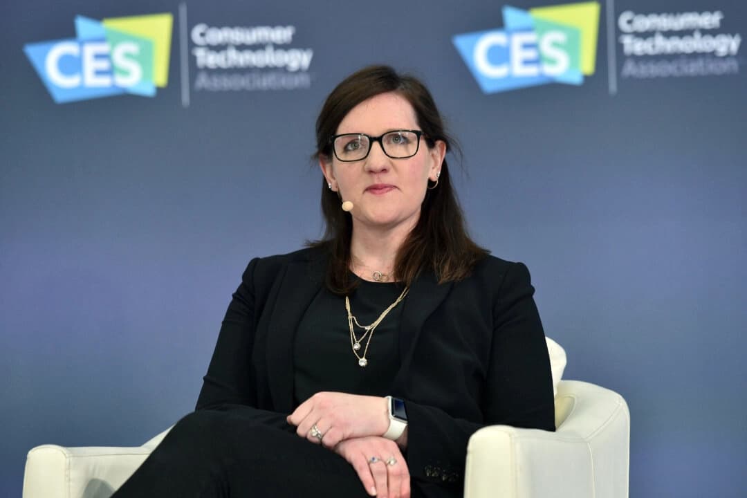 La comisionada federal de Comercio Rebecca Slaughter participa en una mesa redonda sobre privacidad en el CES 2020 en el Centro de Convenciones de Las Vegas el 7 de enero de 2020. (David Becker/Getty Images)