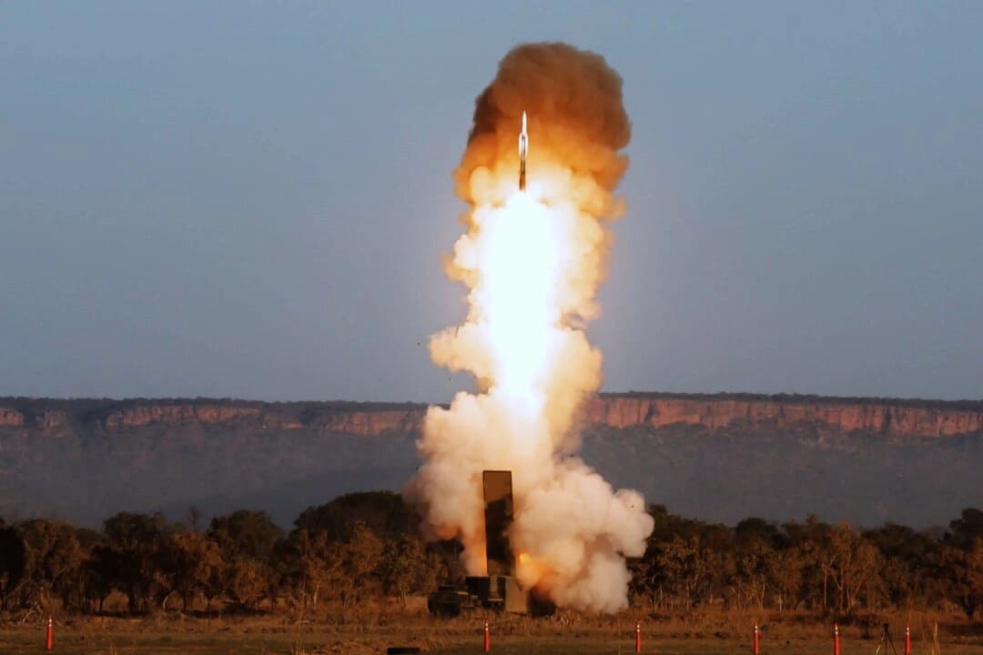 La 3.ª Fuerza Operativa Multidominio del Ejército de los Estados Unidos hunde un objetivo marítimo con un SM-6 durante el ejercicio Talisman Sabre 25 en el Territorio del Norte, Australia, el 16 de julio de 2025. Sargento Brian A. (Stippey/Cuerpo de Marines de Estados Unidos).