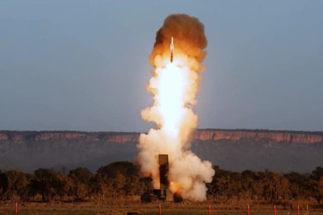 La 3.ª Fuerza Operativa Multidominio del Ejército de los Estados Unidos hunde un objetivo marítimo con un SM-6 durante el ejercicio Talisman Sabre 25 en el Territorio del Norte, Australia, el 16 de julio de 2025. Sargento Brian A. (Stippey/Cuerpo de Marines de Estados Unidos).