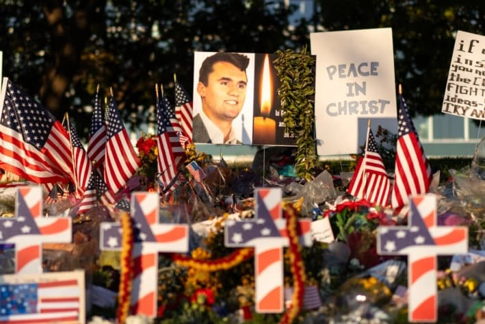 Flores, banderas estadounidenses y otros artículos en memoria de Charlie Kirk en la Universidad del Valle de Utah, en Orem, Utah, el 16 de septiembre de 2025. (Madalina Kilroy/The Epoch Times)