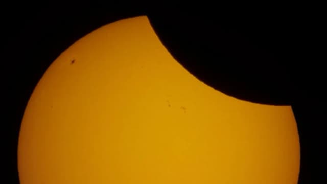 Vista de un eclipse solar parcial sobre San Petersburgo, Rusia, el 29 de marzo de 2025. (Dmitri Lovetsky/AP Photo)