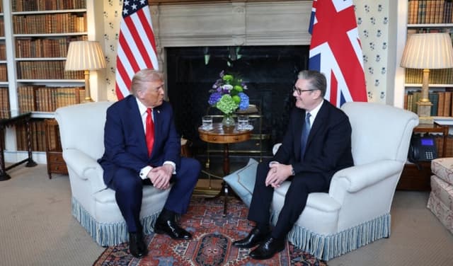 El presidente de Estados Unidos, Donald Trump, y el primer ministro británico, Keir Starmer, se reúnen en Chequers durante una visita de Estado a Aylesbury, Inglaterra, el 18 de septiembre de 2025. (Anna Moneymaker/Getty Images)