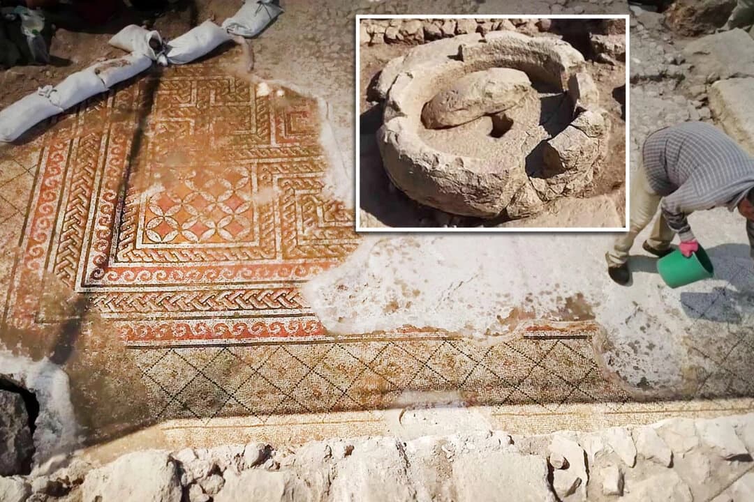 La Autoridad de Antigüedades de Israel desenterró un antiguo mosaico samaritano y un lagar de aceite de oliva (recuadro) en Kafr Qasim. (Autoridad de Antigüedades de Israel)