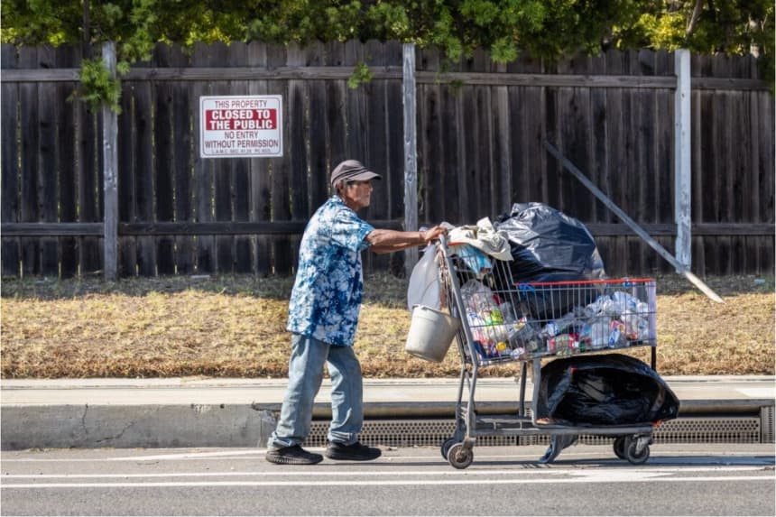 Un hombre recoge materiales reciclables en Los Ángeles el 15 de julio de 2025. John Fredricks/The Epoch Times