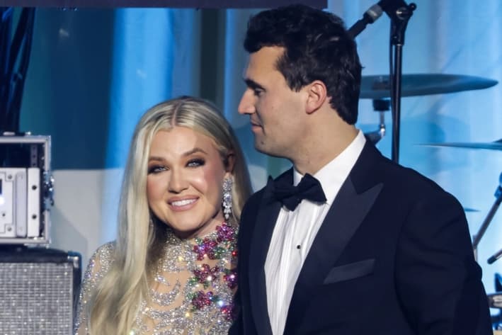 Charlie Kirk (derecha) y su esposa, Erika Lane Frantzve, en el escenario durante el baile inaugural de Turning Point USA en el Hotel Salamander, en Washington, el 19 de enero de 2025. (Samuel Corum/Getty Images)