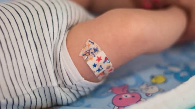 Un bebé tras recibir una vacuna contra la hepatitis B y otras enfermedades, en una fotografía de archivo. (Riccardo Milani/Hans Lucas/AFP vía Getty Images)

