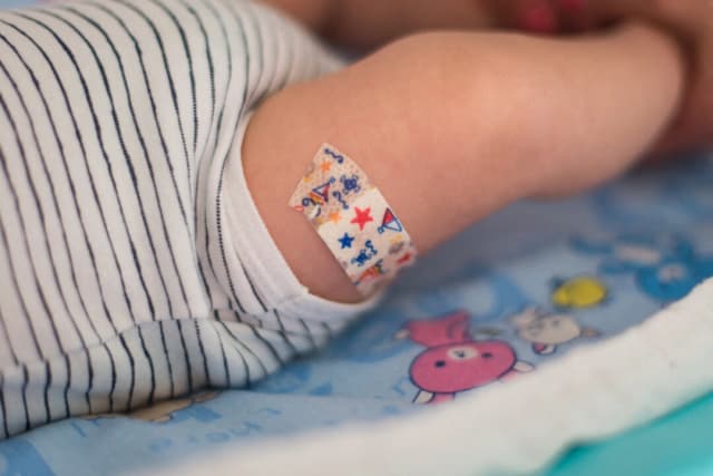 Un bebé tras recibir una vacuna contra la hepatitis B y otras enfermedades, en una fotografía de archivo. (Riccardo Milani/Hans Lucas/AFP vía Getty Images)
