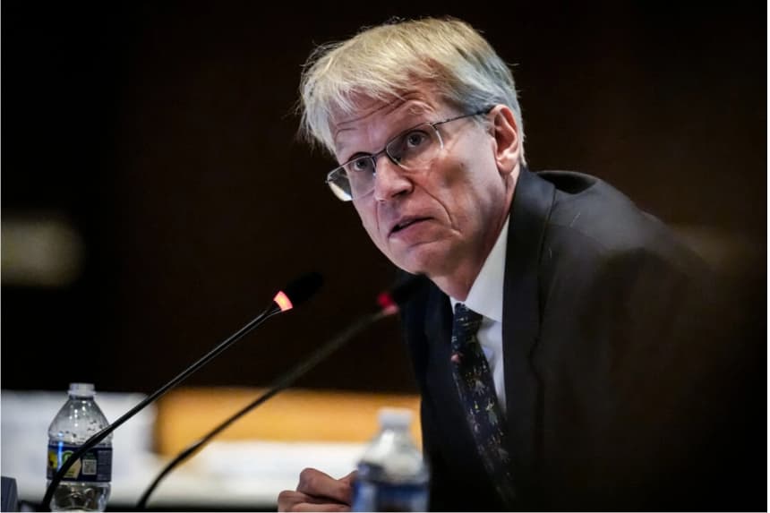 Martin Kulldorff, presidente del Comité Asesor sobre Prácticas de Inmunización, habló durante una reunión del comité en la sede de los CDC en Atlanta el 25 de junio de 2025. Mike Stewart/AP Photo