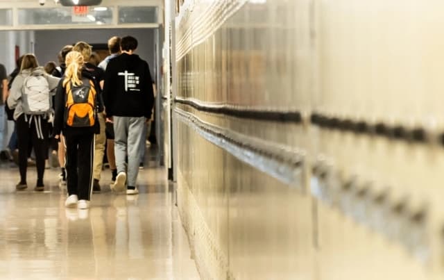 Satisfacción de estadounidenses con educación primaria y secundaria cae a mínimos históricos: Encuesta