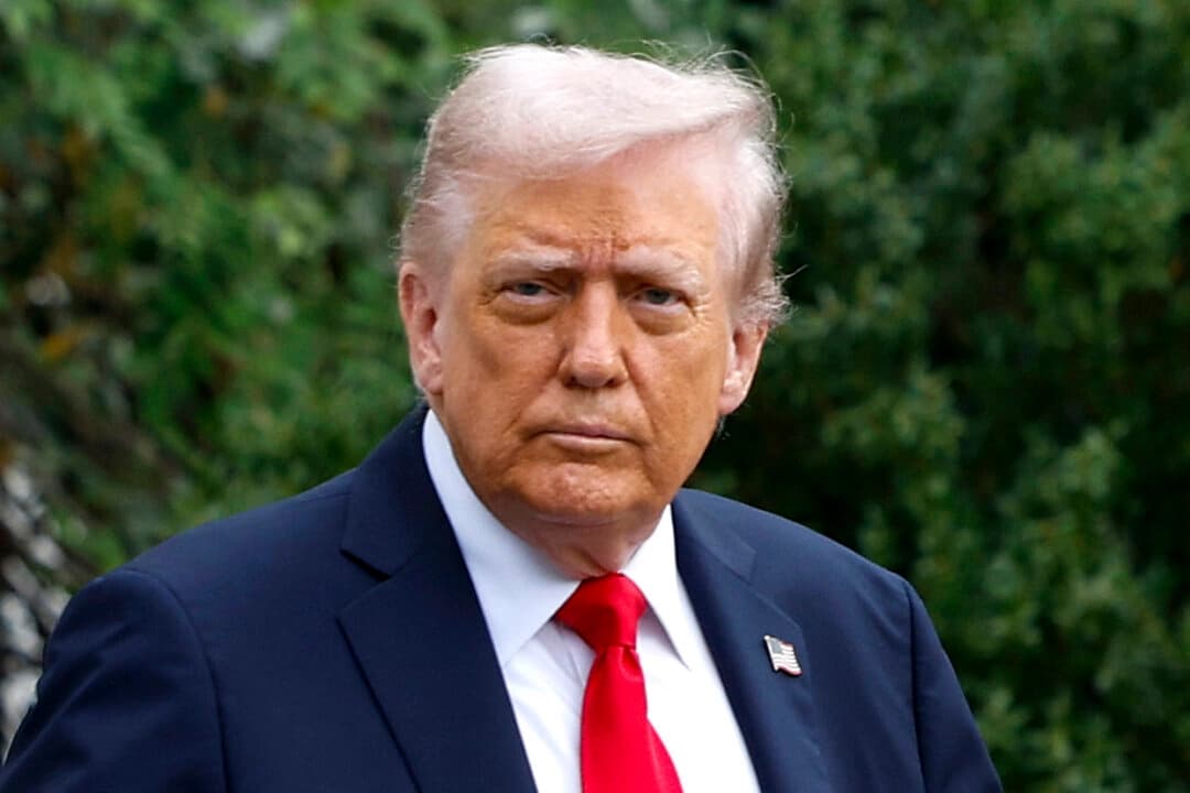 El presidente Donald Trump sale de la Casa Blanca rumbo a Londres el 16 de septiembre de 2025. (Kevin Dietsch/Getty Images)
