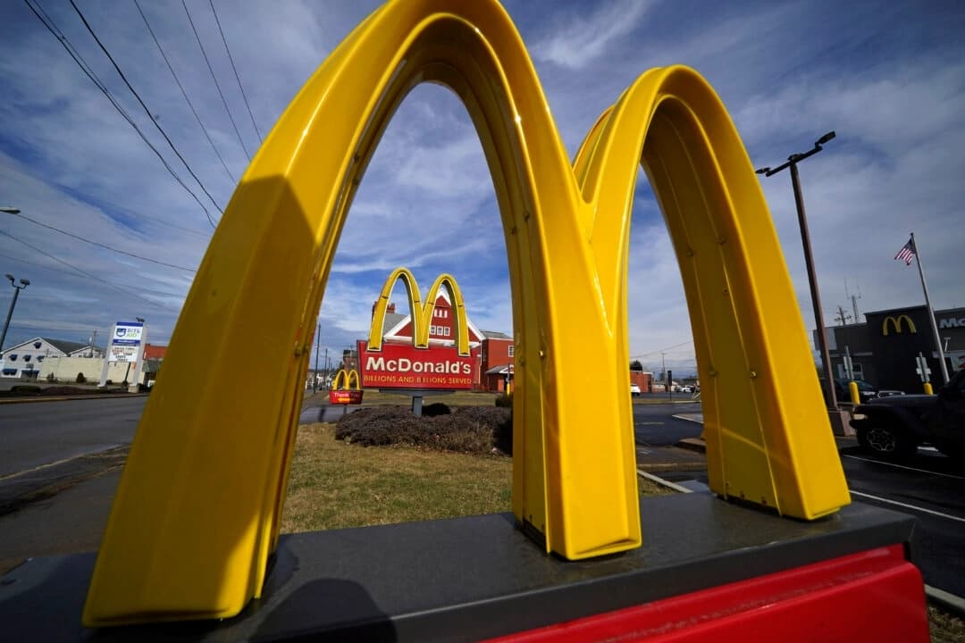 Letreros del restaurante McDonald's en East Palestine, Ohio, el 9 de febrero de 2023. (Gene J. Puskar/AP Photo)

