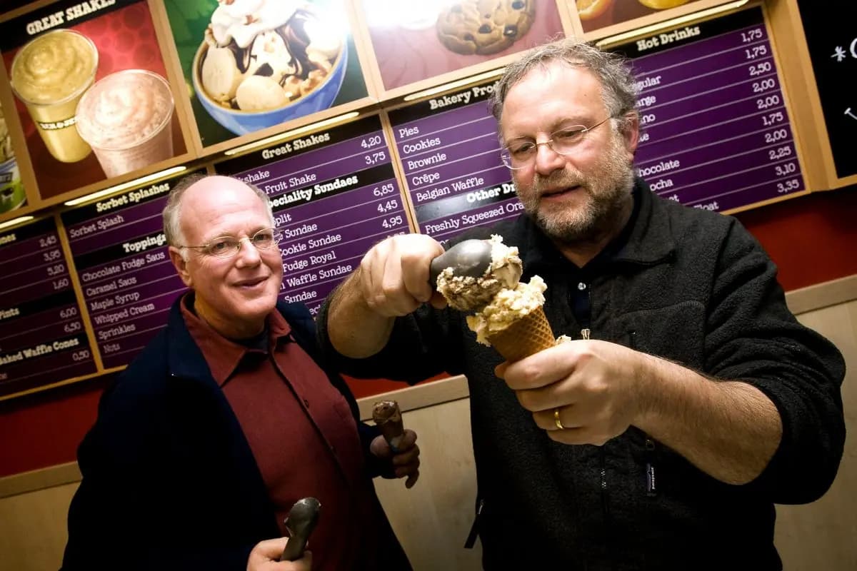 Los fabricantes de helados estadounidenses Ben Cohen (izquierda) y Jerry Greenfield (derecha), fundadores de la marca Ben & Jerry's, reparten helados gratis en su tienda de Ámsterdam el 22 de febrero de 2010. (Ade Johnson/AFP/Getty Images)