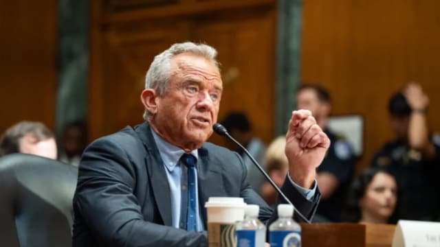 El secretario de Salud, Robert F. Kennedy Jr., testifica ante el Comité de Finanzas del Senado en el Capitolio, Washington, el 4 de septiembre de 2025. (Madalina Kilroy/The Epoch Times)
