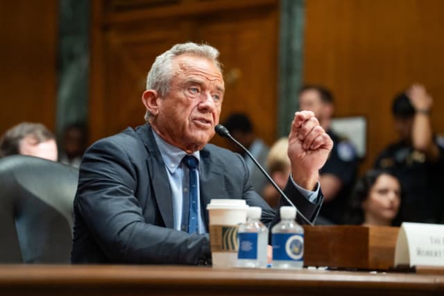 El secretario de Salud, Robert F. Kennedy Jr., testifica ante el Comité de Finanzas del Senado en el Capitolio, Washington, el 4 de septiembre de 2025. (Madalina Kilroy/The Epoch Times)
