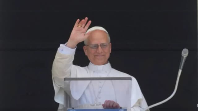 El papa León XIV bendice a los fieles y peregrinos reunidos en la plaza de San Pedro para la oración del Regina Caeli al mediodía, en la Ciudad del Vaticano, el 25 de mayo de 2025. (Andrew Medichini/AP Photo)