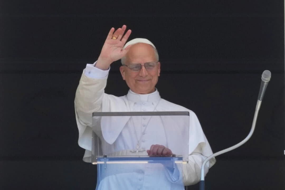 El papa León XIV bendice a los fieles y peregrinos reunidos en la plaza de San Pedro para la oración del Regina Caeli al mediodía, en la Ciudad del Vaticano, el 25 de mayo de 2025. (Andrew Medichini/AP Photo)
