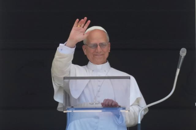 El papa León XIV bendice a los fieles y peregrinos reunidos en la plaza de San Pedro para la oración del Regina Caeli al mediodía, en la Ciudad del Vaticano, el 25 de mayo de 2025. (Andrew Medichini/AP Photo)