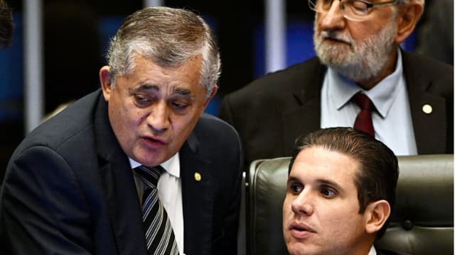 El presidente de la Cámara Baja brasileña, Hugo Motta (derecha), habla con el diputado José Guimarães, en Brasilia, el 2 de abril de 2025. (EVARISTO SA/AFP a través de Getty Images)