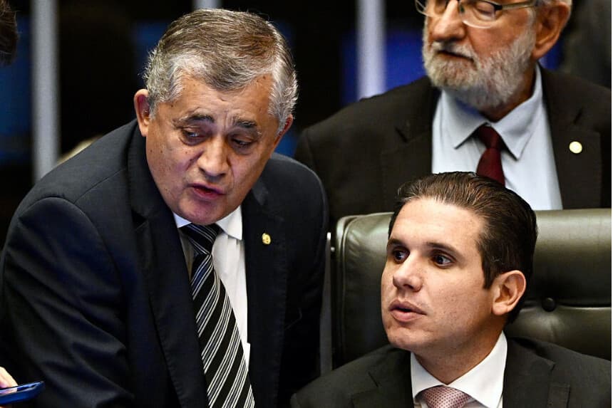 El presidente de la Cámara Baja brasileña, Hugo Motta (derecha), habla con el diputado José Guimarães, en Brasilia, el 2 de abril de 2025. (EVARISTO SA/AFP a través de Getty Images)