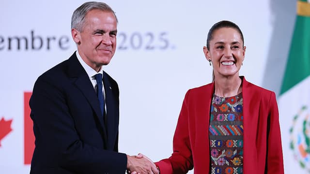 El primer ministro de Canadá, Mark Carney, y la presidenta de México, Claudia Sheinbaum, se estrechan la mano durante una conferencia de prensa en el Palacio Nacional el 18 de septiembre de 2025 en la Ciudad de México, México. (Foto de Manuel Velasquez/Getty Images)