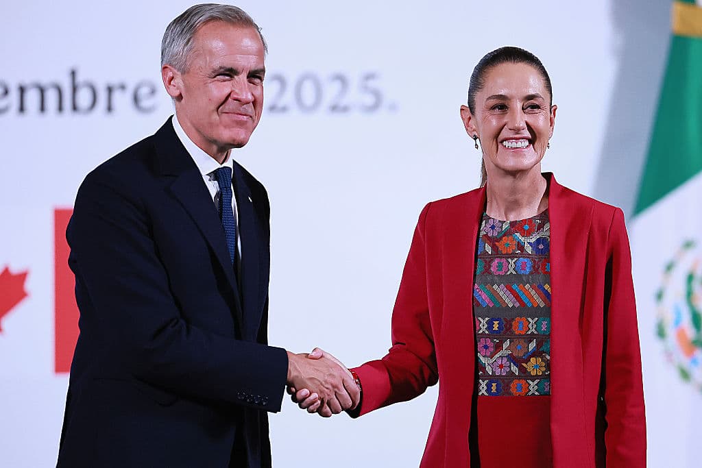 El primer ministro de Canadá, Mark Carney, y la presidenta de México, Claudia Sheinbaum, se estrechan la mano durante una conferencia de prensa en el Palacio Nacional el 18 de septiembre de 2025 en la Ciudad de México, México. (Foto de Manuel Velasquez/Getty Images)