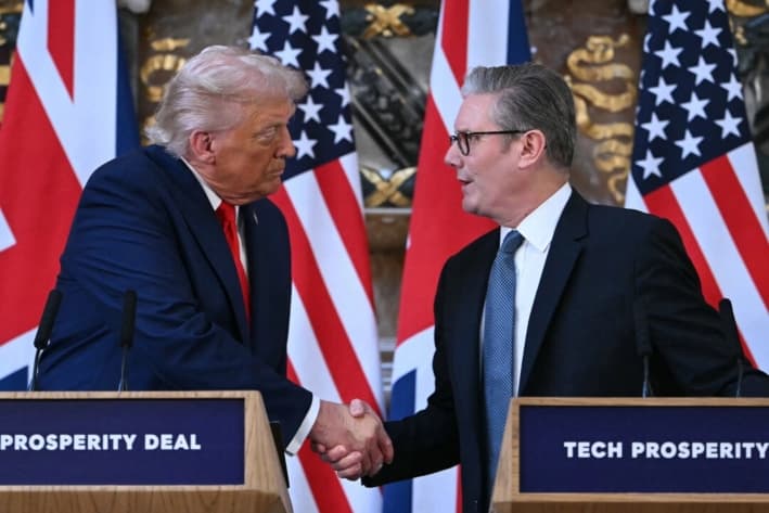 El primer ministro británico, Keir Starmer (derecha), y el presidente estadounidense, Donald Trump, se estrechan la mano después de que ambos hicieran declaraciones de apertura en una conferencia de prensa conjunta tras su reunión en Chequers, en Aylesbury, Inglaterra, el 18 de septiembre de 2025. (Andrew Caballero-Reynolds/AFP vía Getty Images)
