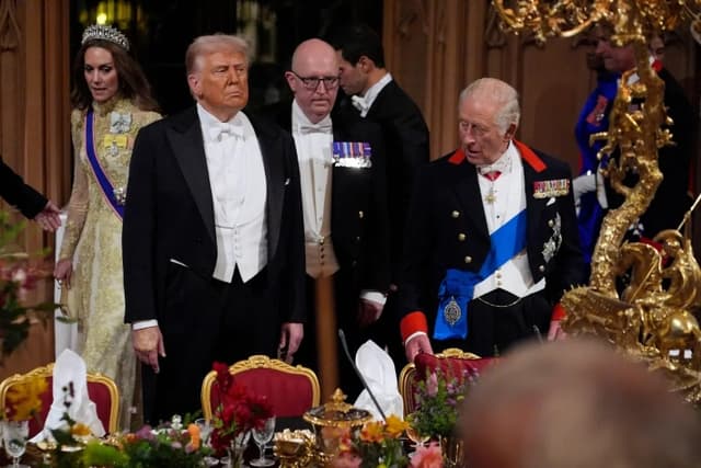El presidente de Estados Unidos, Donald Trump, y el rey Carlos III de Inglaterra asisten a un banquete de Estado en el castillo de Windsor durante la segunda visita de Estado de Trump, en Windsor, Inglaterra, el 17 de septiembre de 2025. (Yui Mok/POOL/AFP a través de Getty Images)