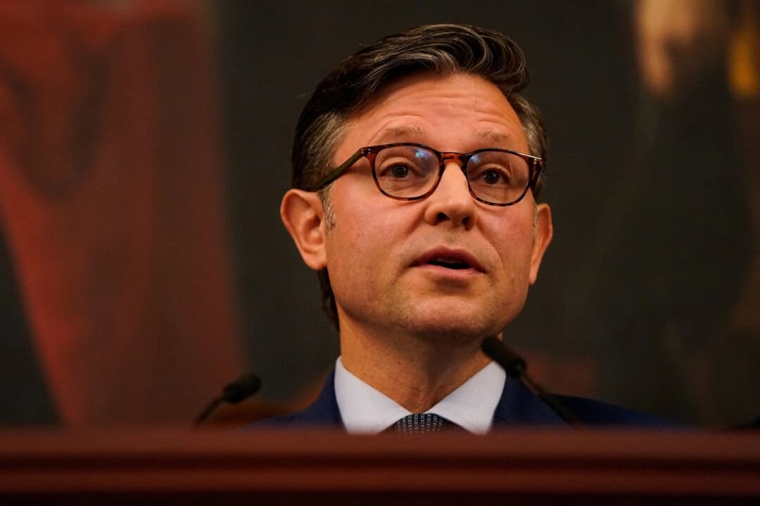 El presidente de la Cámara de Representantes de EE. UU., Mike Johnson (R-La.), habla durante una conferencia de prensa, mientras los miembros del Congreso tienen dos semanas para llegar a un acuerdo que evite un inminente cierre parcial del Gobierno, en el Capitolio, en Washington, el 16 de septiembre de 2025. (Elizabeth Frantz/Reuters)
