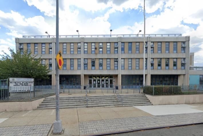 Escuela Secundaria Benjamin N. Cardozo en la ciudad de Nueva York, agosto de 2022. (Google Maps/Captura de pantalla vía The Epoch Times)