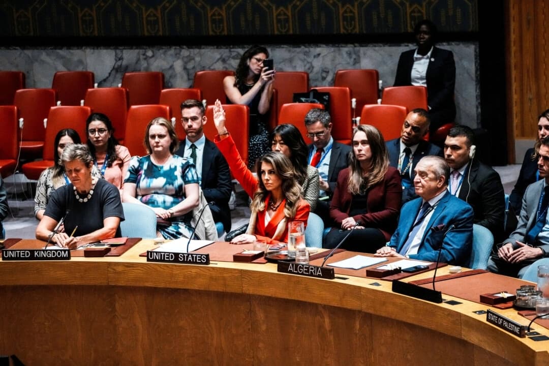 El enviado especial adjunto de Estados Unidos para Oriente Medio, Morgan Ortagus, ejerce su veto mientras los miembros del Consejo de Seguridad de la ONU votan un proyecto de resolución que exige el alto el fuego en Gaza, en la sede de la ONU en Nueva York, el 18 de septiembre de 2025. (Eduardo Muñoz/Reuters)
