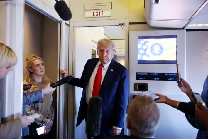 El presidente Donald Trump habla con periodistas a bordo del Air Force One durante un vuelo a la Base Conjunta Andrews, Maryland, el 18 de septiembre de 2025. (Anna Moneymaker/Getty Images)