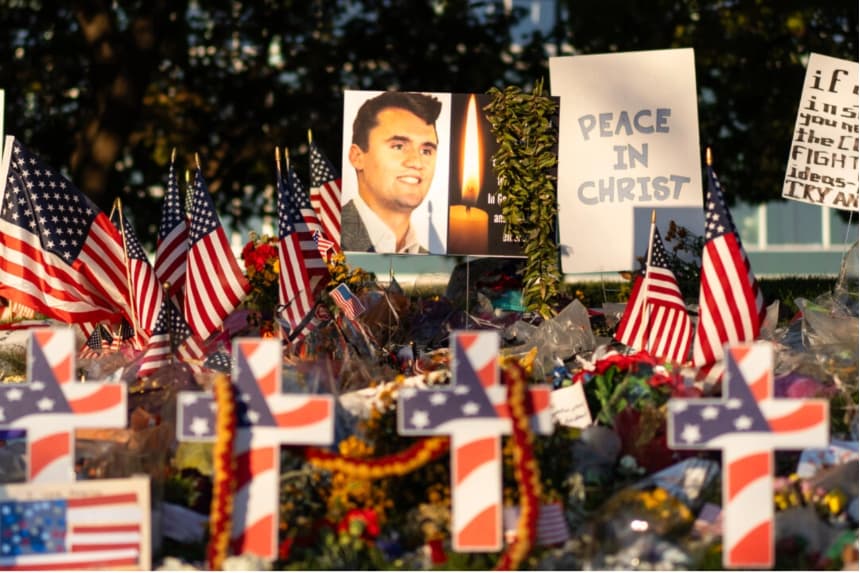 Flores, banderas estadounidenses y otros artículos en memoria de Charlie Kirk en la Universidad del Valle de Utah en Orem, Utah, el 16 de septiembre de 2025. Madalina Kilroy/The Epoch Times