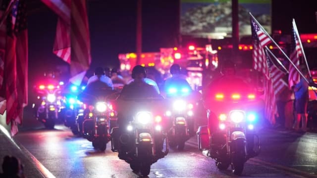 Agentes de policía participan en una procesión en Spring Grove, Pensilvania, el 17 de septiembre de 2025, tras el asesinato a tiros de varios agentes. (Matt Slocum/AP Photo)
