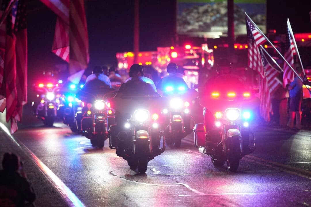 Agentes de policía participan en una procesión en Spring Grove, Pensilvania, el 17 de septiembre de 2025, tras el asesinato a tiros de varios agentes. (Matt Slocum/AP Photo)
