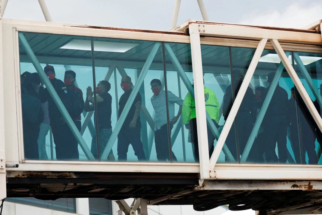 Migrantes venezolanos llegan tras ser deportados de Estados Unidos al Aeropuerto Internacional Simón Bolívar, en Maiquetía, Venezuela, el 23 de abril de 2025. (Leonardo Fernández Viloria/Reuters).