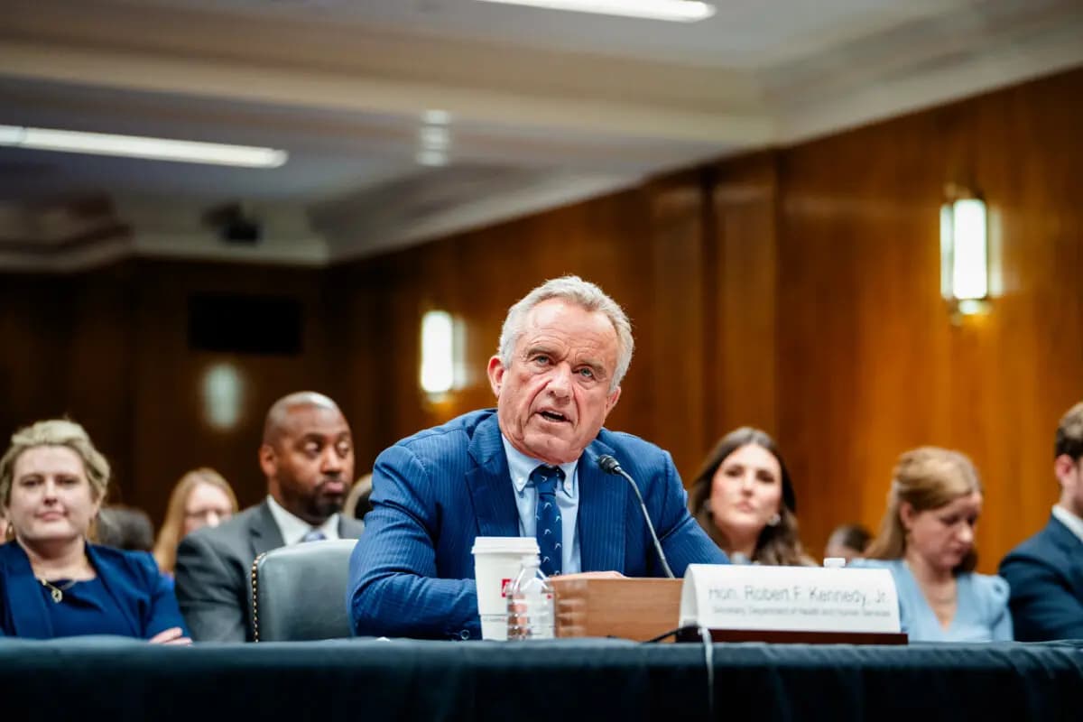 El secretario de Salud, Robert F. Kennedy Jr., testifica ante un subcomité de Asignaciones del Senado en el Capitolio el 20 de mayo de 2025. (Madalina Vasiliu/The Epoch Times)