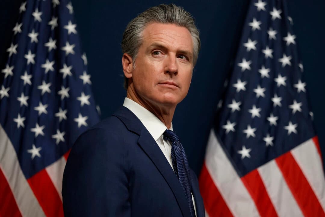El gobernador de California, Gavin Newsom, observa durante un acto de firma de una ley en Sacramento el 21 de agosto de 2025. (Justin Sullivan/Getty Images)
