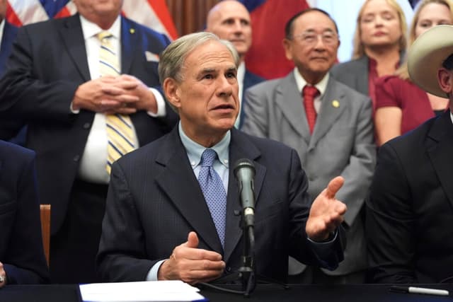 El gobernador Greg Abbott habla con los periodistas tras la firma de un proyecto de ley en el Capitolio estatal de Austin, Texas, el 22 de agosto de 2025. (Eric Gay/AP Photo)
