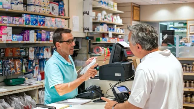 Afiliados de Medicare pagarán 50 % menos por algunos medicamentos en 2026: Informe