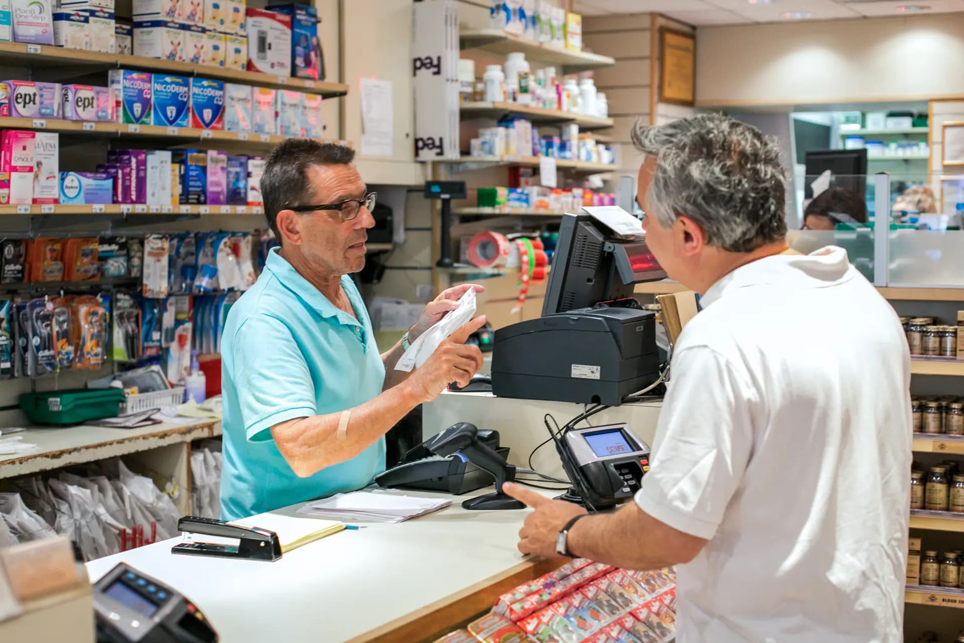 Un vendedor ayuda a un hombre con sus medicamentos recetados en una farmacia de la ciudad de Nueva York el 18 de junio de 2014. (Benjamin Chasteen/The Epoch Times)
