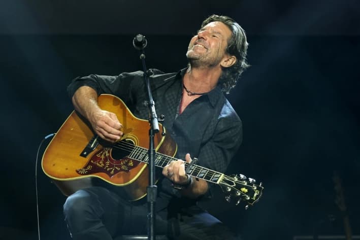 El compositor Brett James se presenta en el escenario durante los Premios a los Compositores de Nashville NSAI 2022, en el Auditorio Ryman de Nashville, Tennessee, el 20 de septiembre de 2022. (Terry Wyatt/Getty Images)