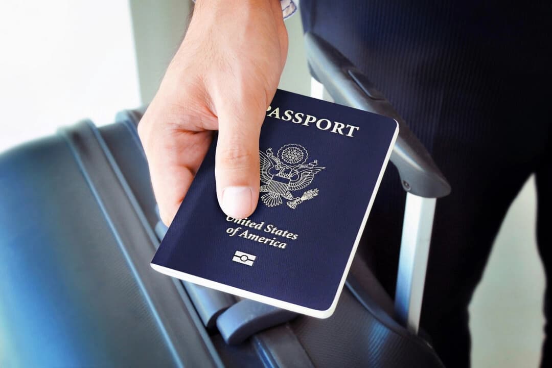 Una persona sostiene un pasaporte estadounidense. (Dreamstime/TNS)
