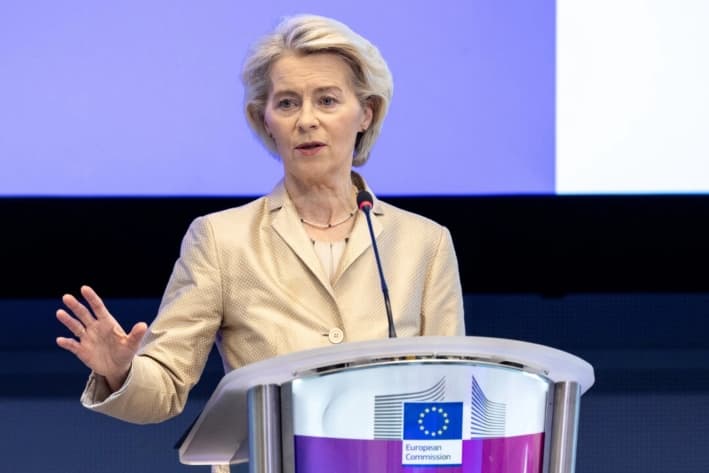 La presidenta de la Comisión Europea, Ursula von der Leyen, se dirige a la audiencia durante la conferencia "Un año después del Informe Draghi" en el edificio Charlemagne de la UE en Bruselas, Bélgica, el 16 de septiembre de 2025. (Omar Havana/Getty Images)