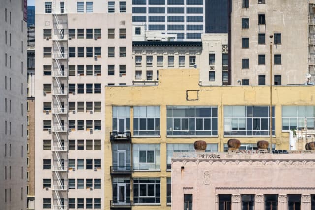 Condado de L.A. considera reestablecer protecciones contra desalojos a inmigrantes ilegales