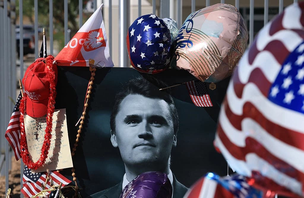 Fotografía de Charlie Kirk en un memorial frente a la sede de Turning Point USA en Phoenix el 16 de septiembre de 2025. (Joe Raedle/Getty Images)