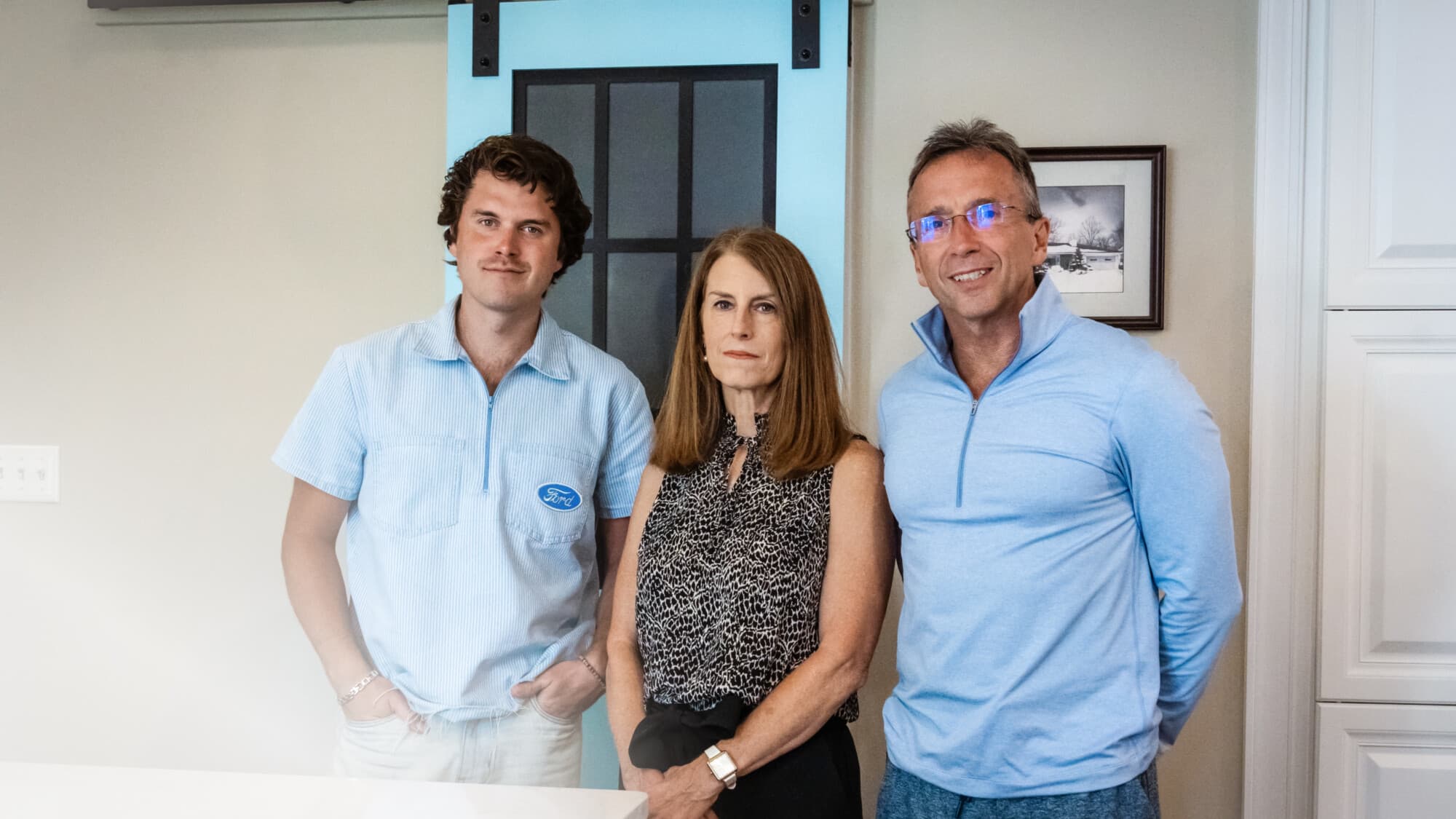 Dean Francis, su esposa Sarah y su hijo Cameron en Midlothian, Virginia, el 12 de agosto de 2025. (Madalina Kilroy/The Epoch Times).