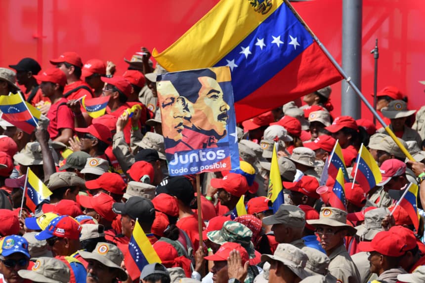 Partidarios del presidente venezolano Nicolás Maduro se reúnen para conmemorar el 20º aniversario del ascenso al poder del fallecido Hugo Chávez, el polémico líder izquierdista que instauró un gobierno socialista, en Caracas el 2 de febrero de 2019. (YURI CORTEZ/AFP via Getty Images)